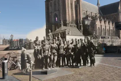 Groepsfoto bij de kerk image