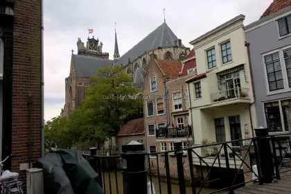 Witte vlag op de kerk image
