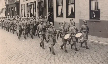 Dutch soldiers on the Hooikade image