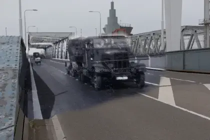 Duitse voertuigen op de Zwijndrechtse brug image