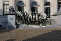 Poseren voor stadhuis thumbnail