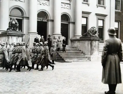 Jo Mussert bij het stadhuis image