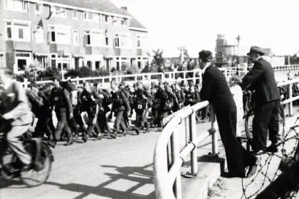 Terugtrekkende Duitse soldaten image