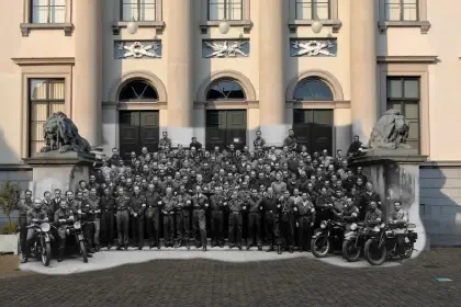 Binnenlandse Strijdkrachten poseren. image