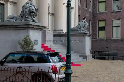 Binnenlandse Strijdkrachten voor het stadhuis image