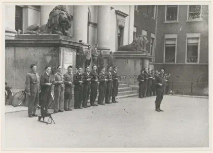 Binnenlandse Strijdkrachten voor het stadhuis image